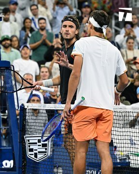 关于澳大利亚网球队鏖战西班牙网球队，西西帕斯统治全场的信息