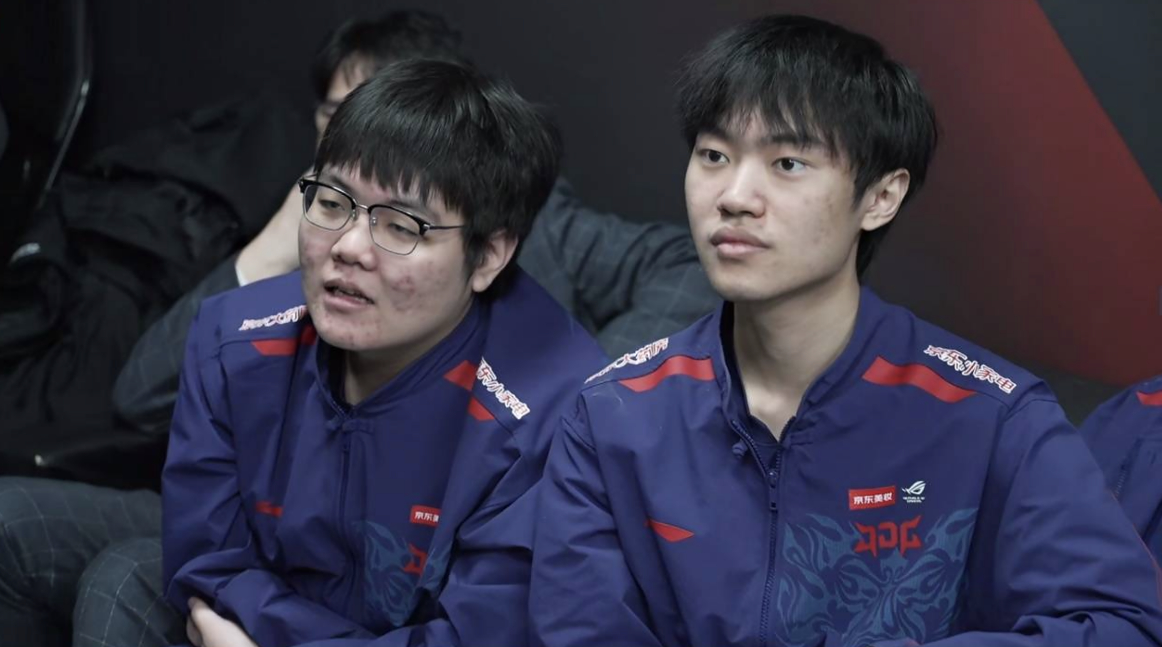 JDG险胜FLY，Knight2送出助攻的简单介绍