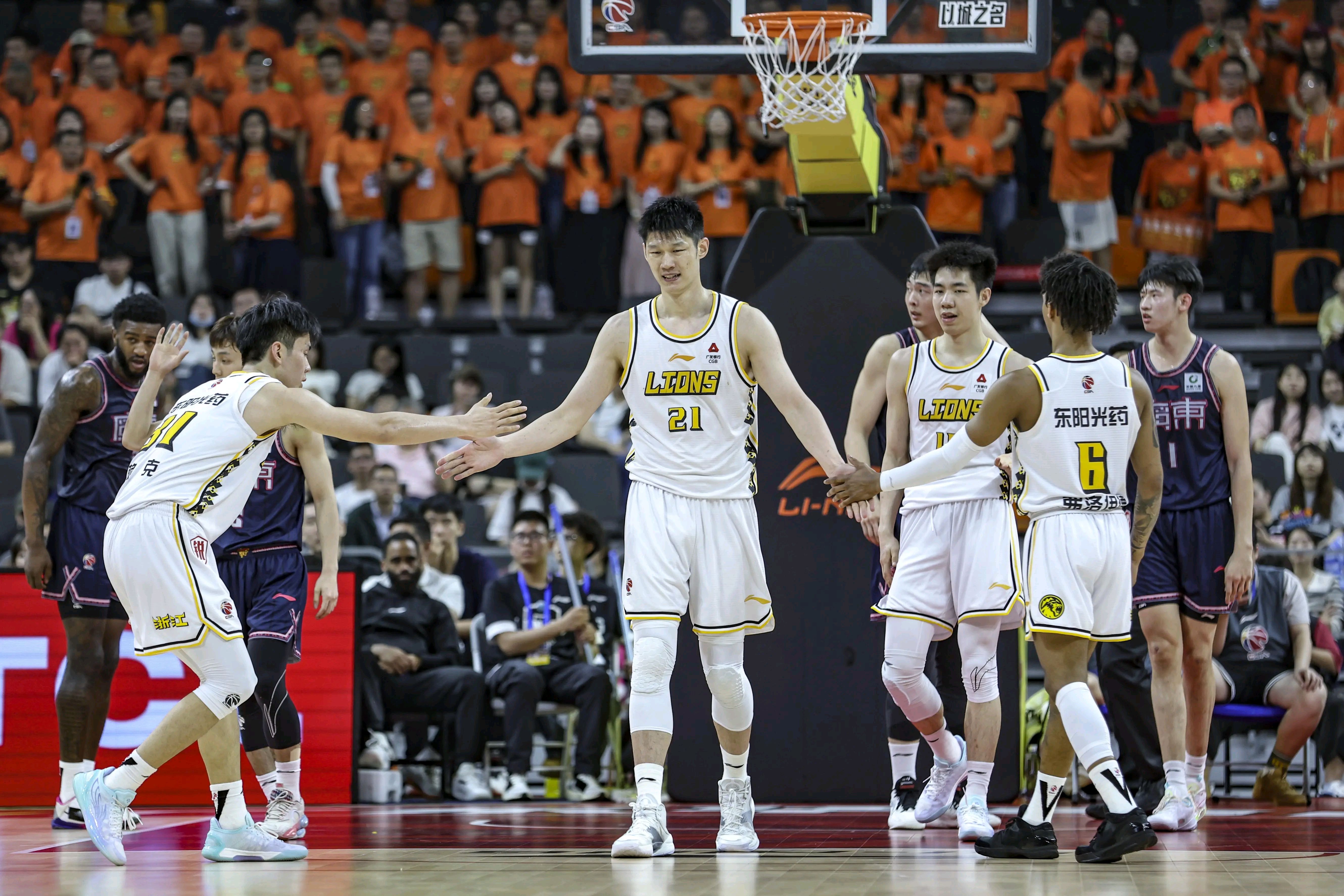 开云体育下载-广东粤体育馆内球迷尖叫声不断，主队奋勇拼搏赢得胜利