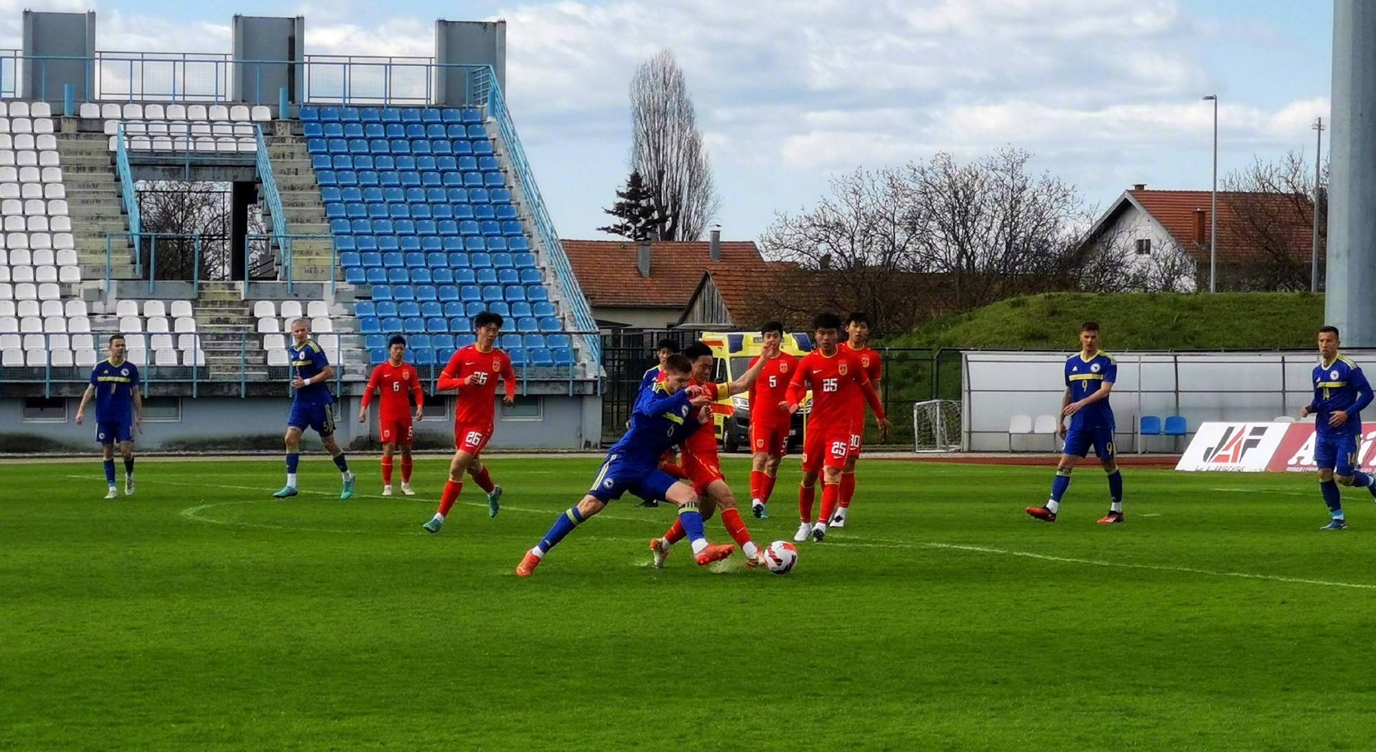 包含土库曼斯坦男篮在主场比赛中取得关键胜利的词条