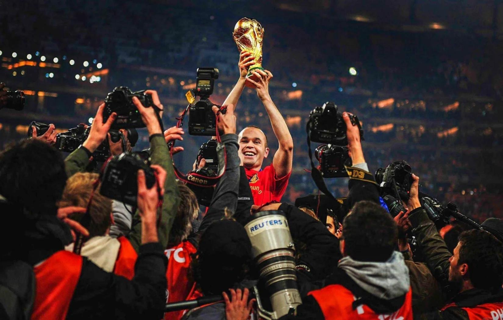 包含精彩瞬间成为球迷留念记忆的焦点的词条