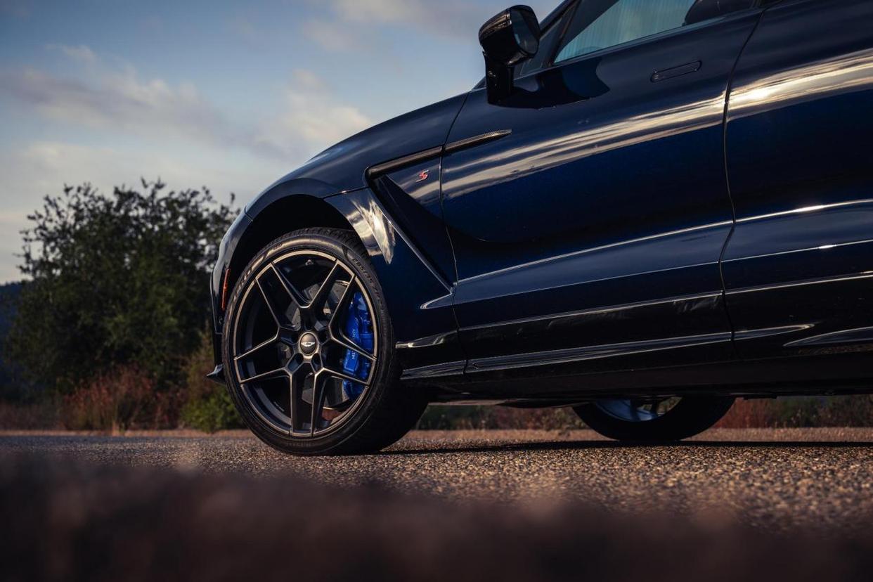 关于阿斯顿马丁鏖战法拉利，周冠宇高光表现的信息